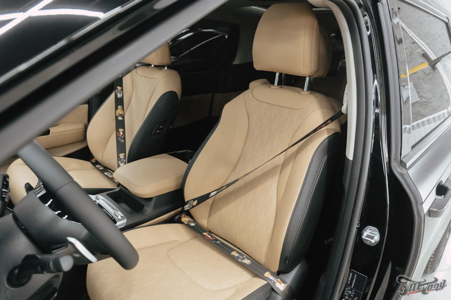 Большой проект для семейного автомобиля Kia Carnival, часть 2: оклейка матовым полиуретаном, цветные ремни, перетяжка руля, антихром, окрас суппортов, детейлинг